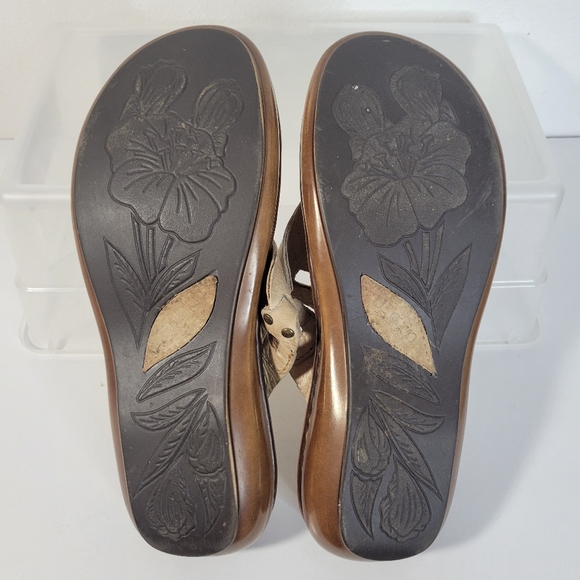 Womans Born Brown Leather Thong Flip flop Style W21803 Light brown Size 7/38 - Picture 6 of 9